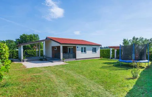 2 Bedroom Awesome Home In Fazana