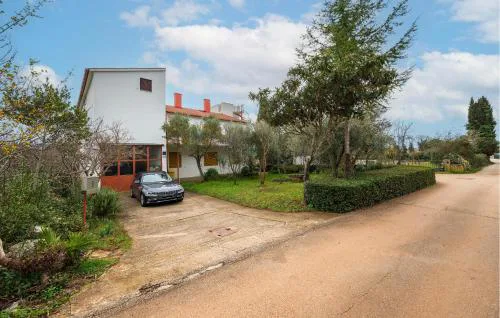2 Bedroom Cozy Apartment In Fazana