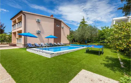 4 Bedroom Cozy Home In Fazana