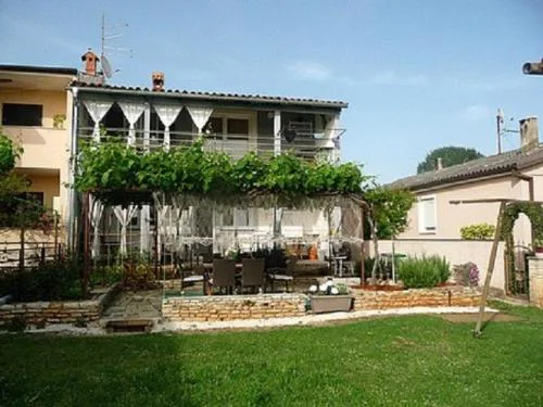 Apartment in Fažana with terrace, air conditioning, WiFi, washing machine (4957-1)