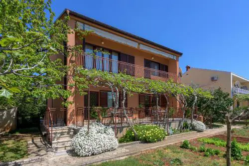 Apartments with parking space Fazana - 20822
