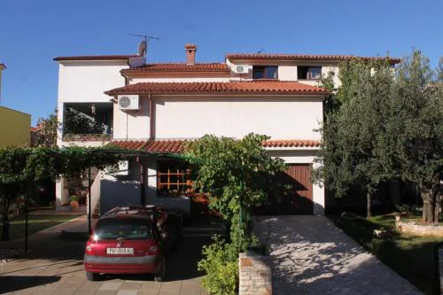 Apartments with parking space Fazana - 7153