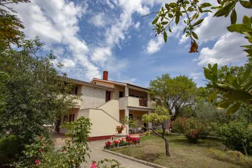 Apartments with parking space Valbandon, Fazana - 9708