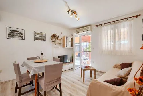 Bezauberndes Apartment mit beheiztem Privatpool, Grill, Babybett, Grill, WiFi