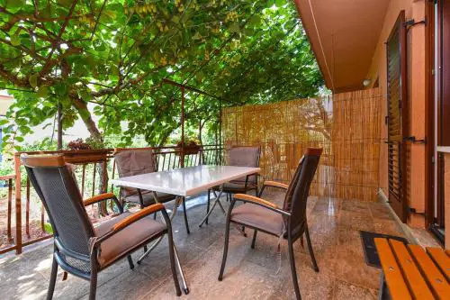 Comfortable stay in Faana with outdoor space