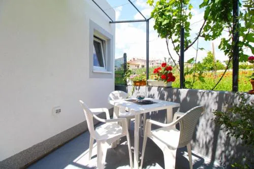 Cozy apartment with patio and parking