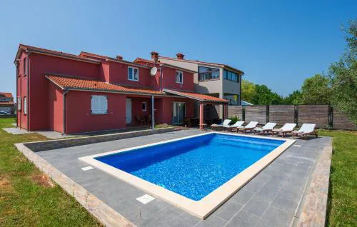 Five-Bedroom Holiday Home In Fazana