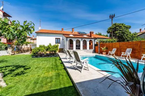 Holiday house Nada with the pool