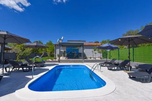 House with pool and a jacuzzi