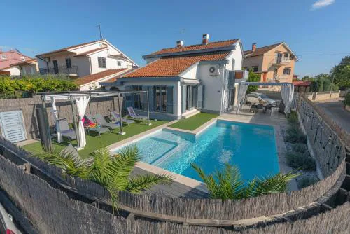 Kuntrada 45 Holiday Home - Heated & Kids Pool