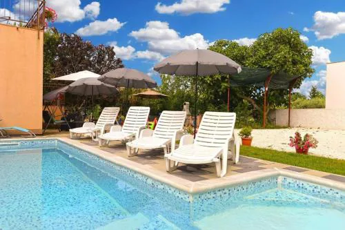 Spacious flat with pool just 300m from the beach