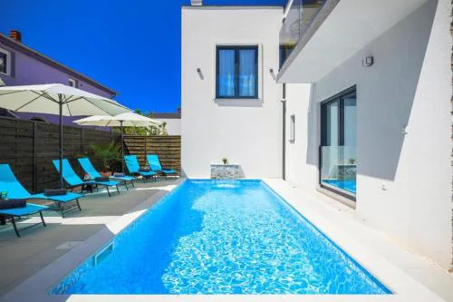 Studio apartments Villa Valla - free bikes - adults only