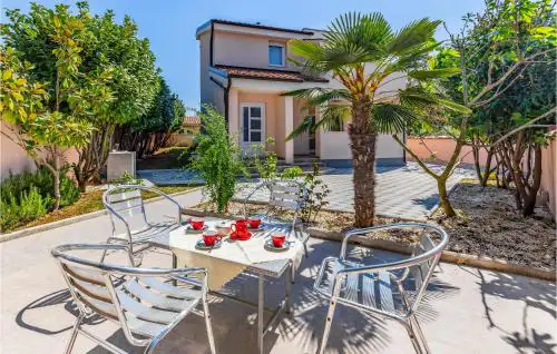 Two-Bedroom Apartment In Fazana