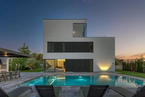 Villa A in Fazana for 8 plus 2 persons with infinity pool only 100 meters from the sea