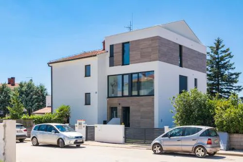Villa Elena Deluxe in Fazana for 8 people with whirlpool & private pool only 400 m from the beach
