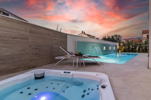 Villa Elena Deluxe mit Whirlpool und beheiztem Pool am Meer und wunderschönen Blick auf die Brijuni Inseln