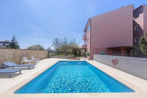 Wohnung In Fažana Mit Gemeinsamem Pool Und Garten