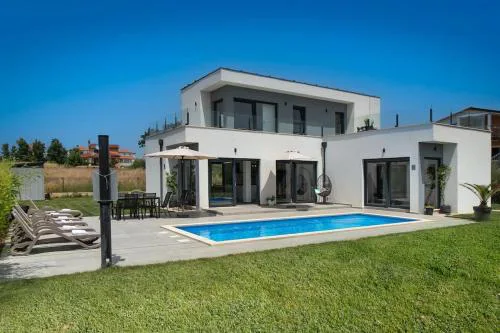 Villa Luna Fiorini by Briskva