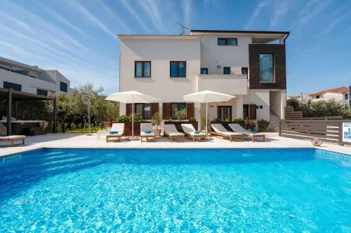 Extravagantes Apartment nur 100 Meter zum Strand mit Salzwasserpool und Jacuzzi