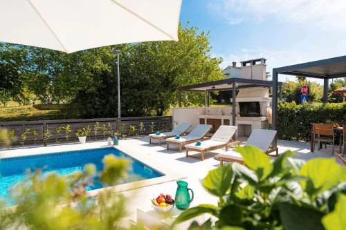 Mediterranes Apartment nur 100 Meter zum Strand mit Salzwasserpool und Jacuzzi