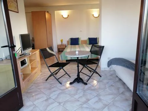 Studio apartment in Funtana with balcony, air conditioning, WiFi, washing machine 4982-8
