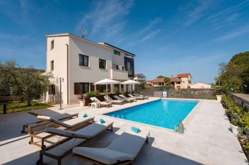 Traumhaftes Apartment nur 100 Meter zum Strand mit Jacuzzi, Meerblick, Salzwasserpool