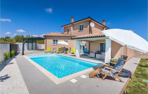 4 Bedroom Awesome Home In Galizana