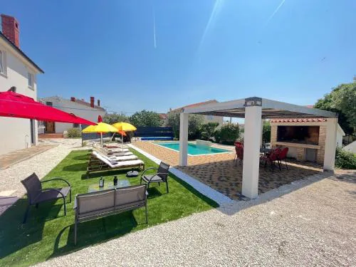 Ferienhaus mit privatem beheiztem Schwimmbad