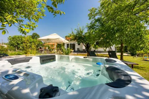 Lovely Cottage with Jacuzzi