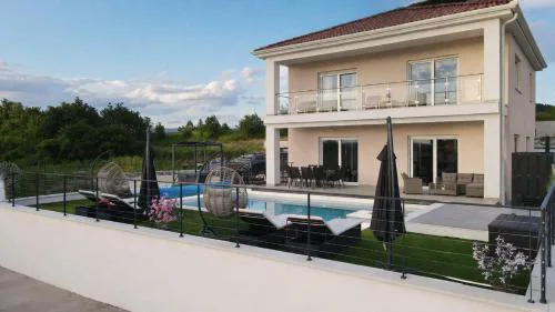 Entire Vacation Home - Heated Pool,Jacuzzi & Sauna