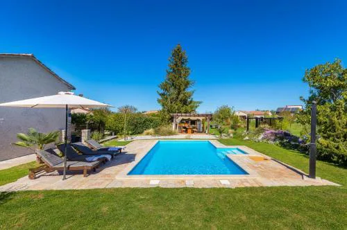 Holiday house Dorstari by Villsy - large garden with pool, playground for kids and adults
