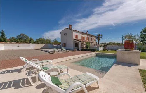 Beautiful Home In Hrboki With Wifi