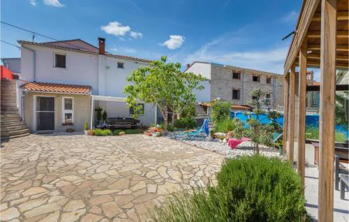 2 Bedroom Cozy Apartment In Vodnjan