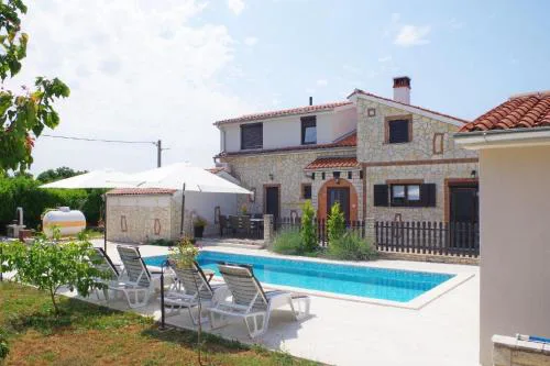 Geräumiges Ferienhaus mit 4 Schlafzimmern und privatem Pool