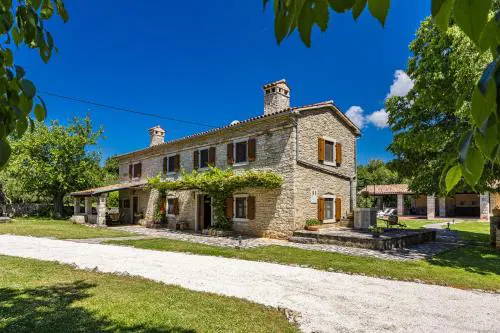 House Edera in Central Istria for 6 people with large garden and salt - water private pool