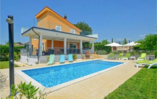 Gorgeous Home In Kanfanar With Wifi