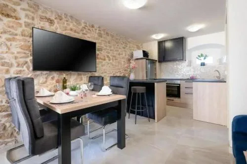 Ferienhaus Mit Whirlpool Und Sauna, In Kastelir