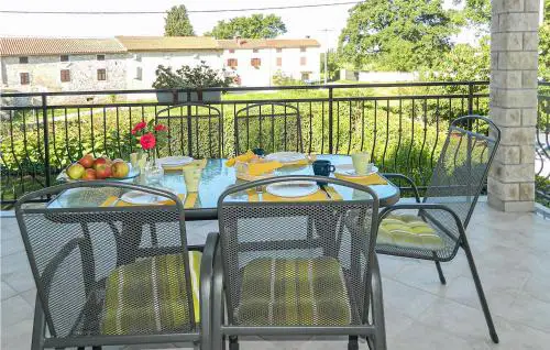 3 Bedroom Amazing Apartment In Susnjici