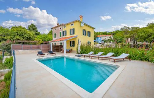 Cozy Home In Koromacno