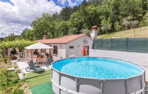 2 Bedroom Cozy Home In Kostrcani