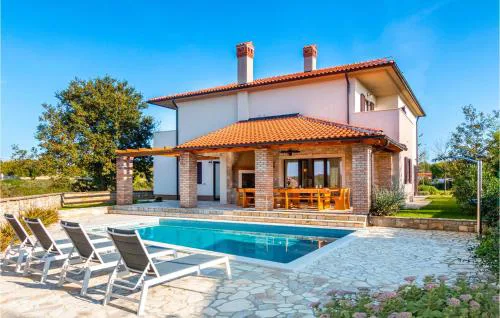 Gorgeous Home In Krmed With Wifi