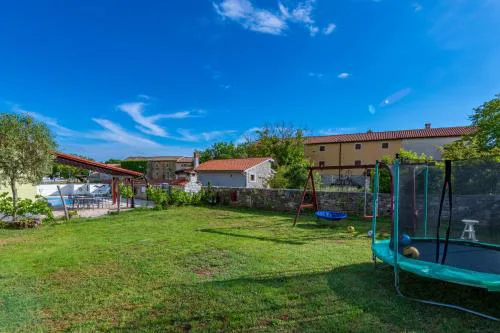 Villa Roža, a beautiful villa with pool close to the beach