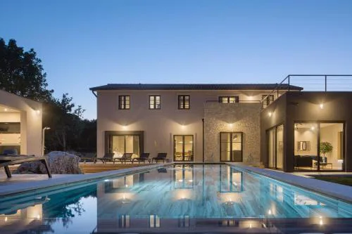 Villa Mons Caldera for 10 people with 40 m2 infinity heated pool & kids playground