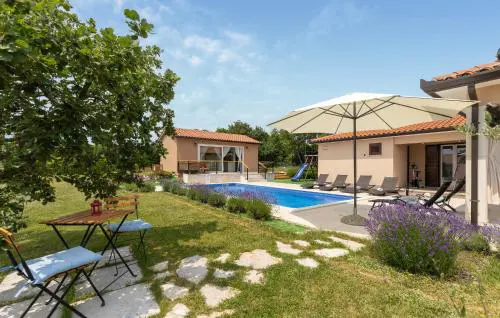 Beautiful Home In Kunj With Wifi