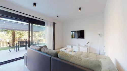 2 Bed House - Sleeps 4 - HotTub - Garden - Parking
