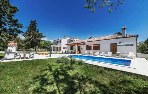 6 Bedroom Cozy Home In Labin