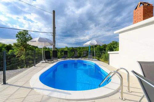 Apartment Lara with Swimming Pool - Paradiz