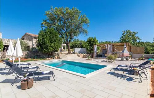 Lovely Home In Labin With Wifi