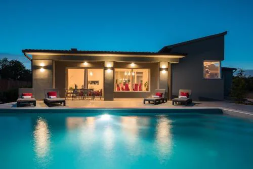 Villa Anton with pool,WiFi near Labin,989