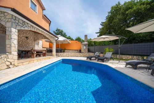 Villa Fortuna Für Bis Zu 9 Personen Und Mit Beheiztem Aussenpool